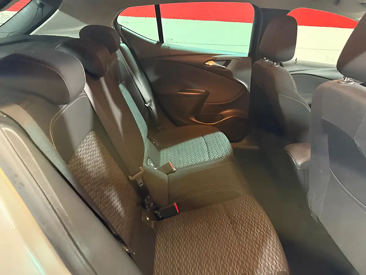 Used 2018 Vauxhall Astra Sri Silver - Interior and Exterior details 12