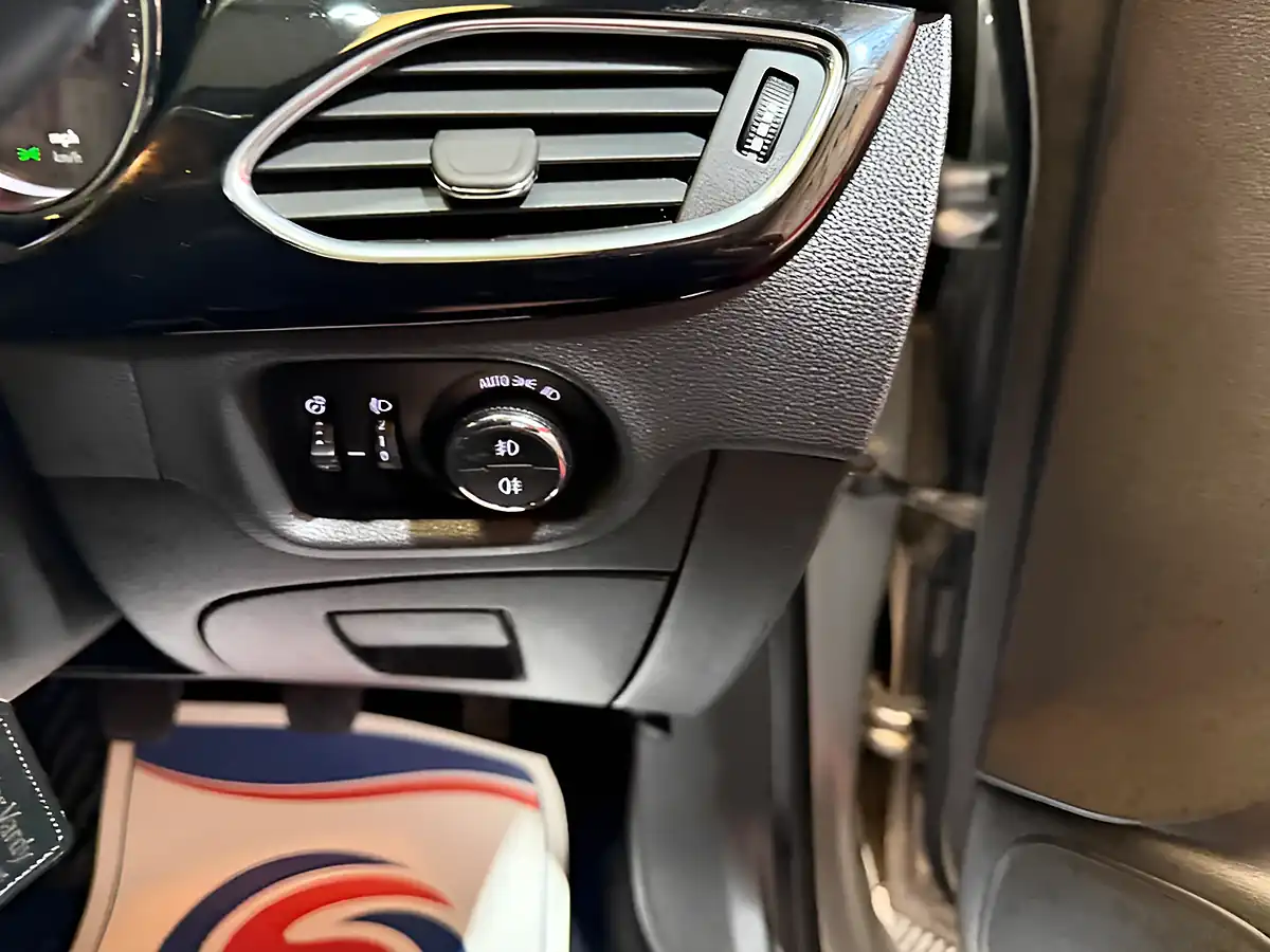 Used 2018 Vauxhall Astra Sri Silver - Interior and Exterior details 14