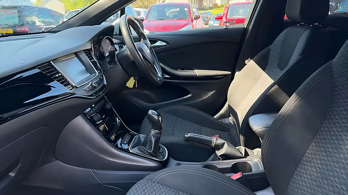 Used 2018 Vauxhall Astra Sri Vx Line Silver - Interior and Exterior details 6