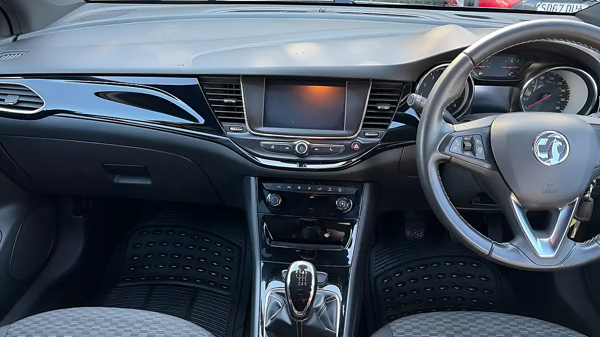 Used 2018 Vauxhall Astra Sri Vx Line Silver - Interior and Exterior details 7