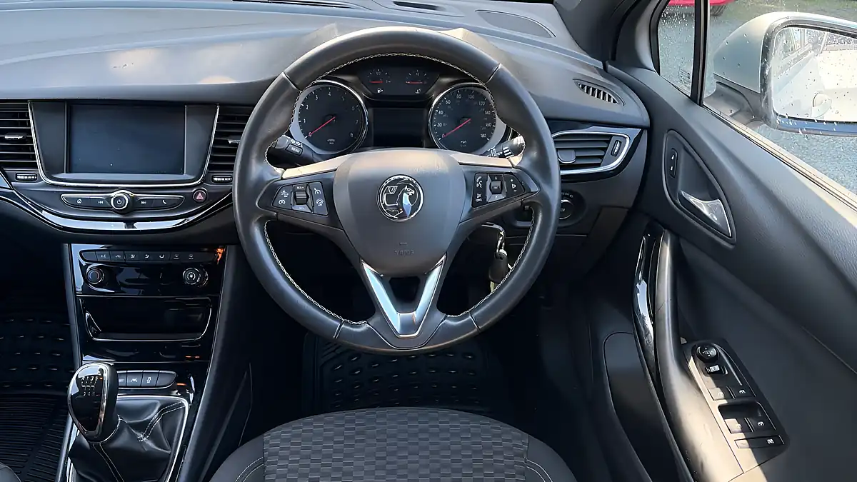 Used 2018 Vauxhall Astra Sri Vx Line Silver - Interior and Exterior details 8