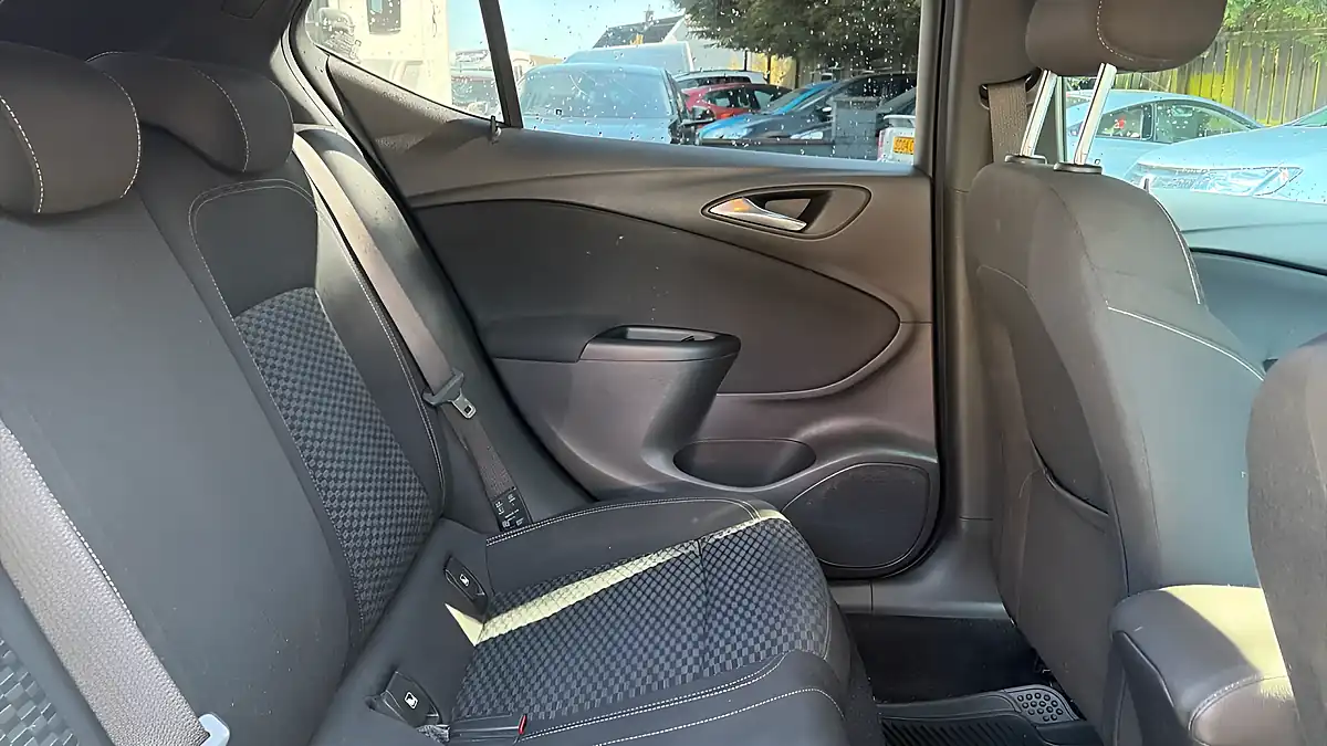 Used 2018 Vauxhall Astra Sri Vx Line Silver - Interior and Exterior details 9
