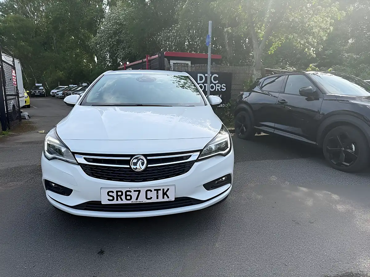 Used 2018 Vauxhall Astra Sri White - Front View