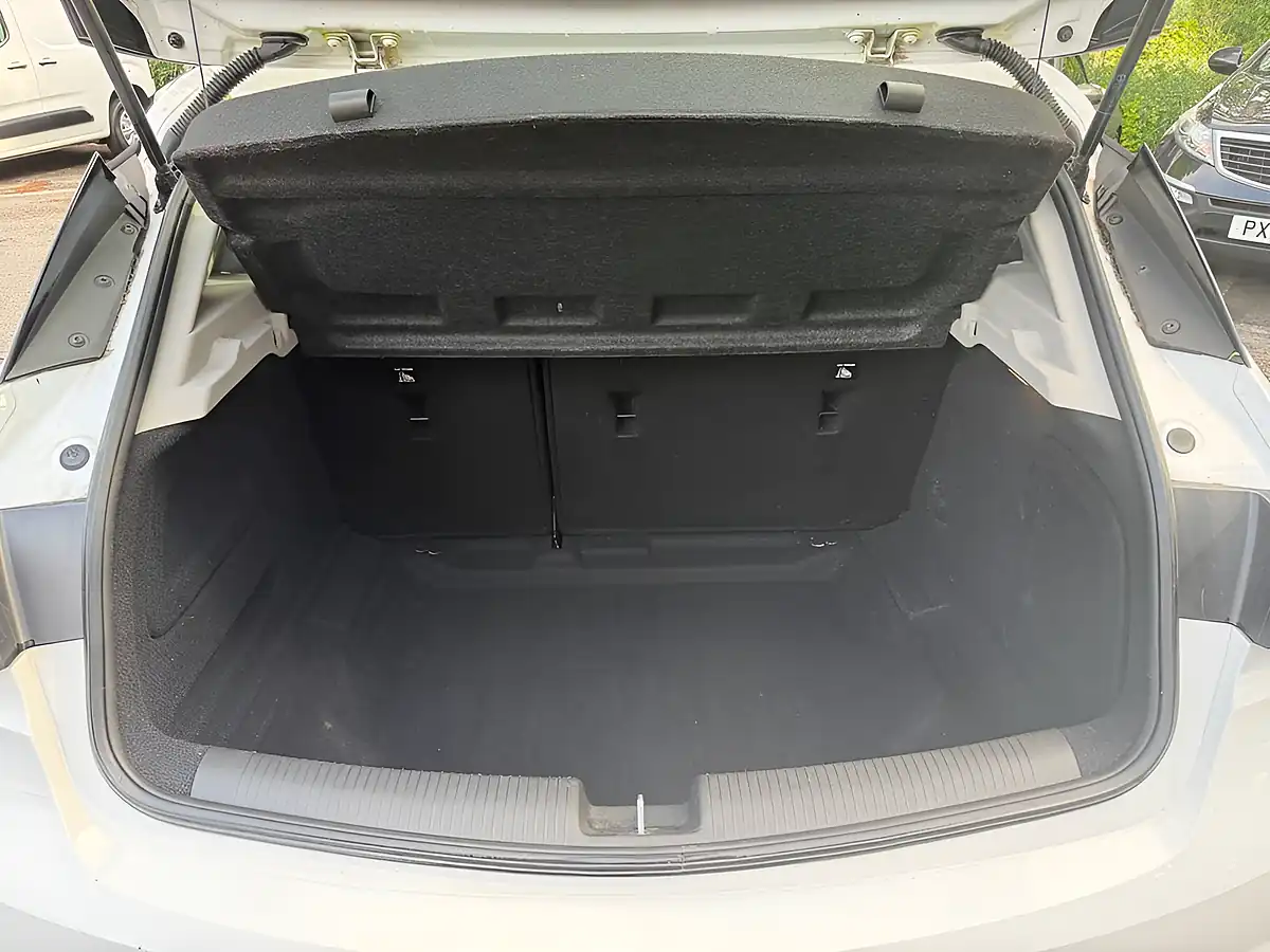 Used 2018 Vauxhall Astra Sri White - Interior and Exterior details 12