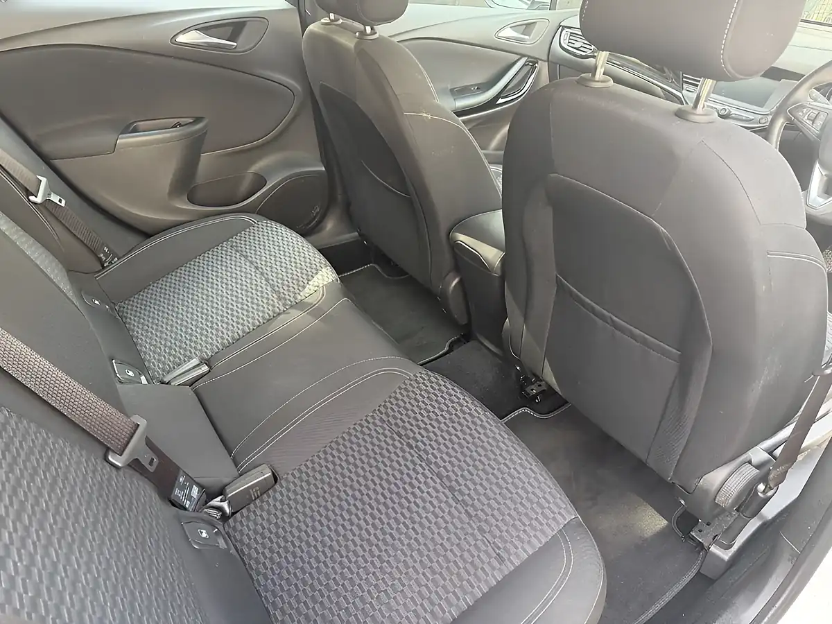 Used 2018 Vauxhall Astra Sri White - Interior and Exterior details 13