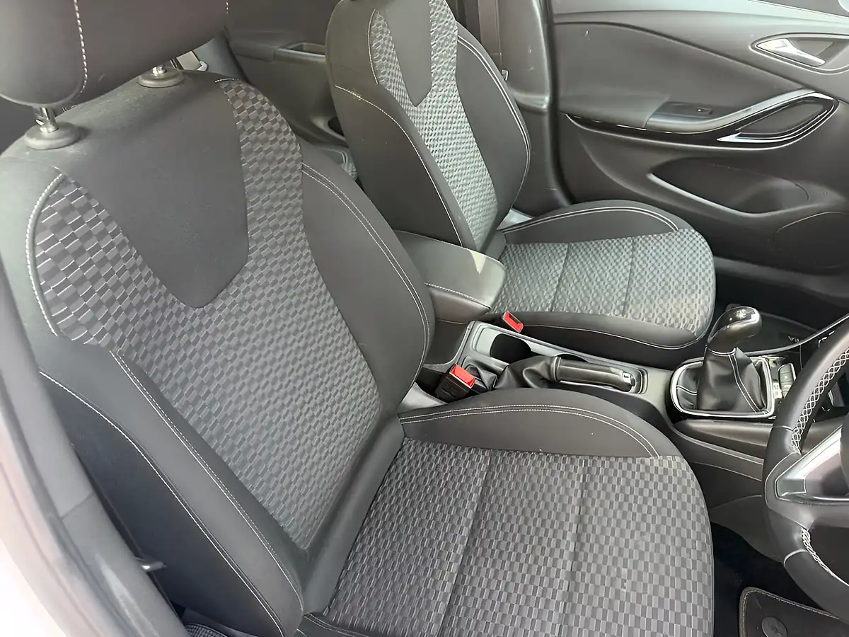 Used 2018 Vauxhall Astra Sri White - Interior and Exterior details 15