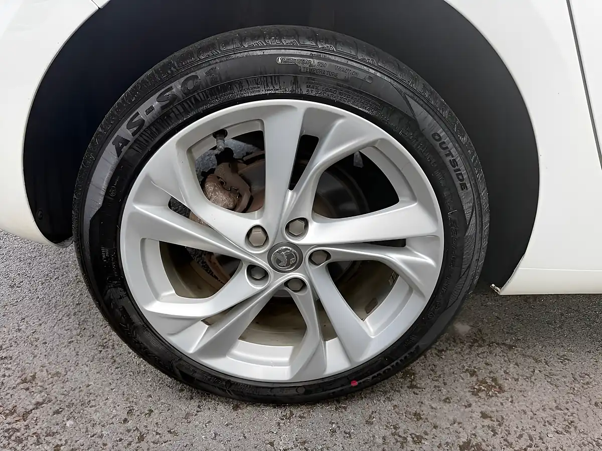 Used 2018 Vauxhall Astra Sri White - Interior and Exterior details 8