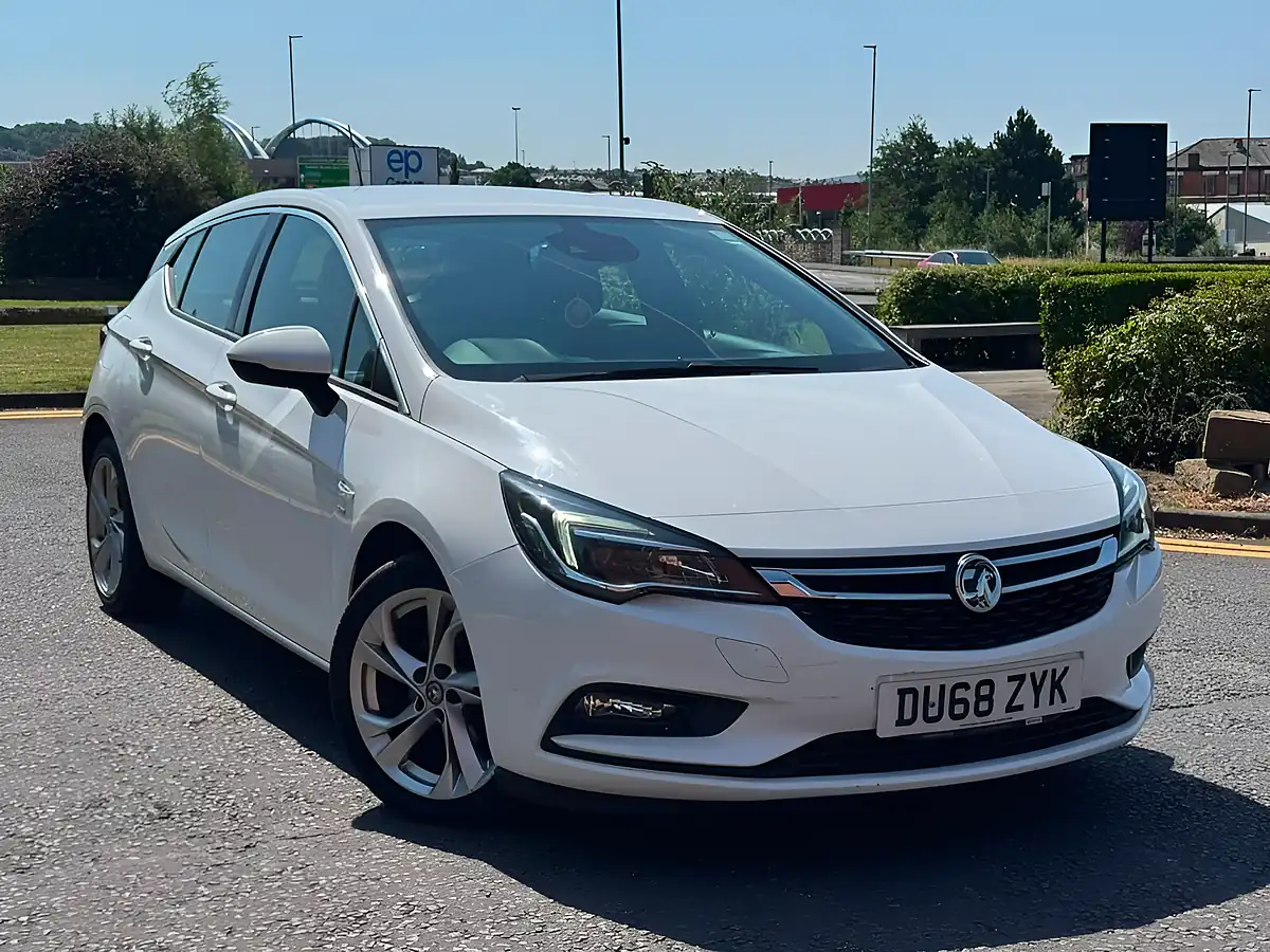 Used 2018 Vauxhall Astra Sri White - Front View