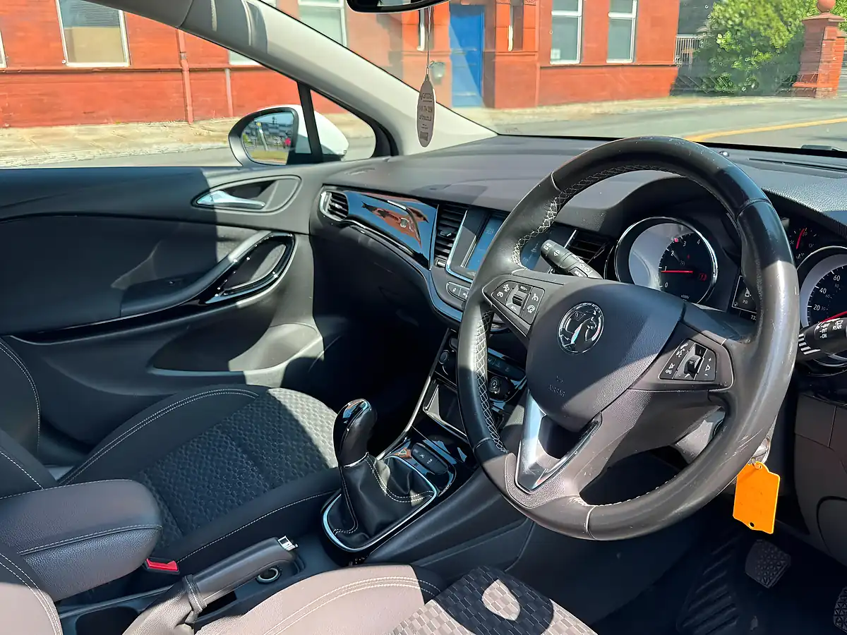 Used 2018 Vauxhall Astra Sri White - Interior and Exterior details 4