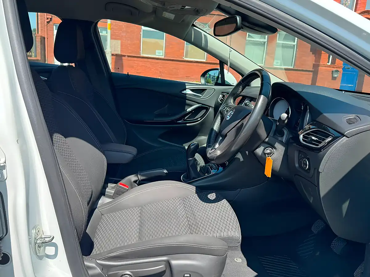 Used 2018 Vauxhall Astra Sri White - Interior and Exterior details 8