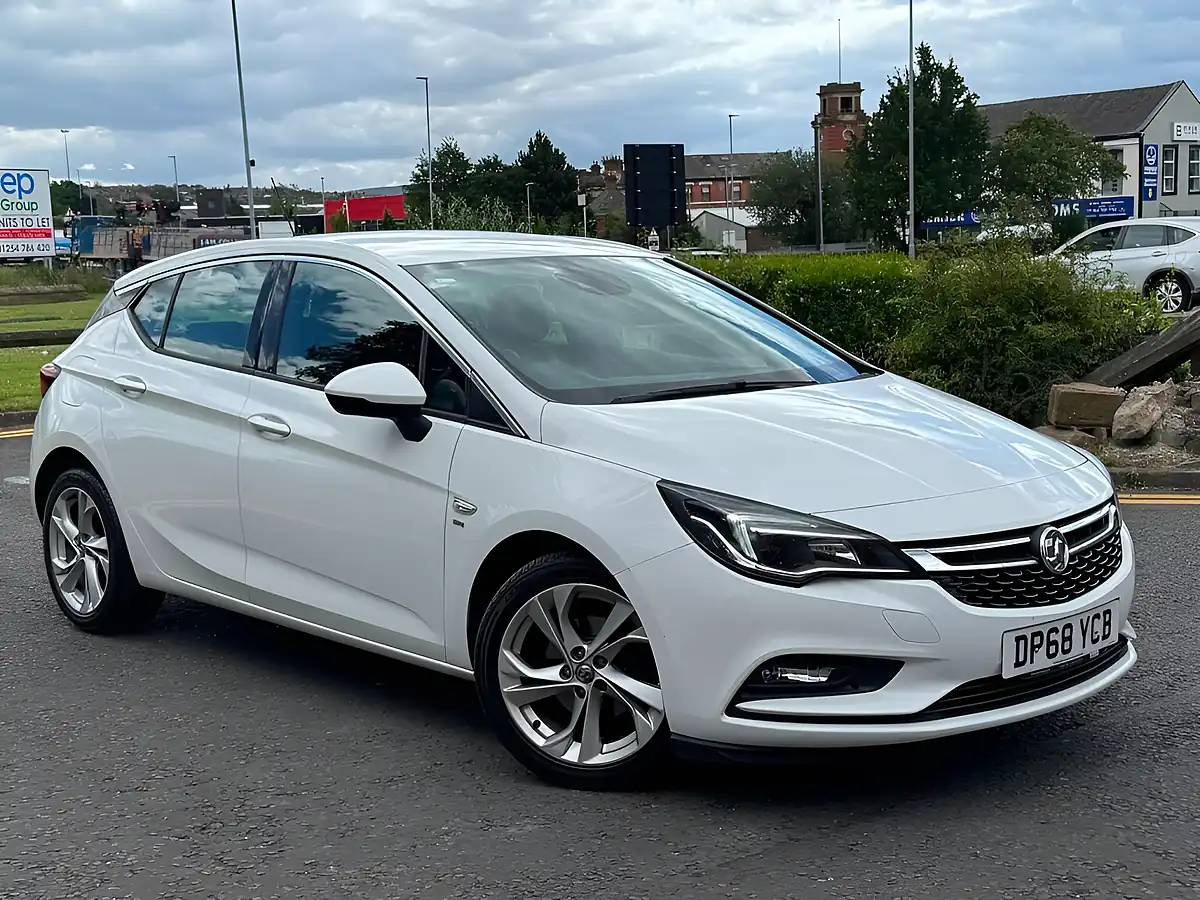 Used 2018 Vauxhall Astra Sri White - Front View