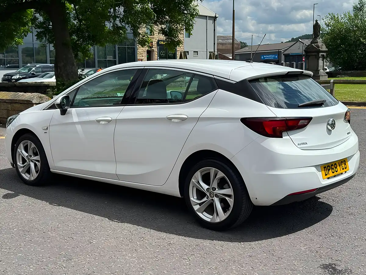 Used 2018 Vauxhall Astra Sri White - Interior and Exterior details 18