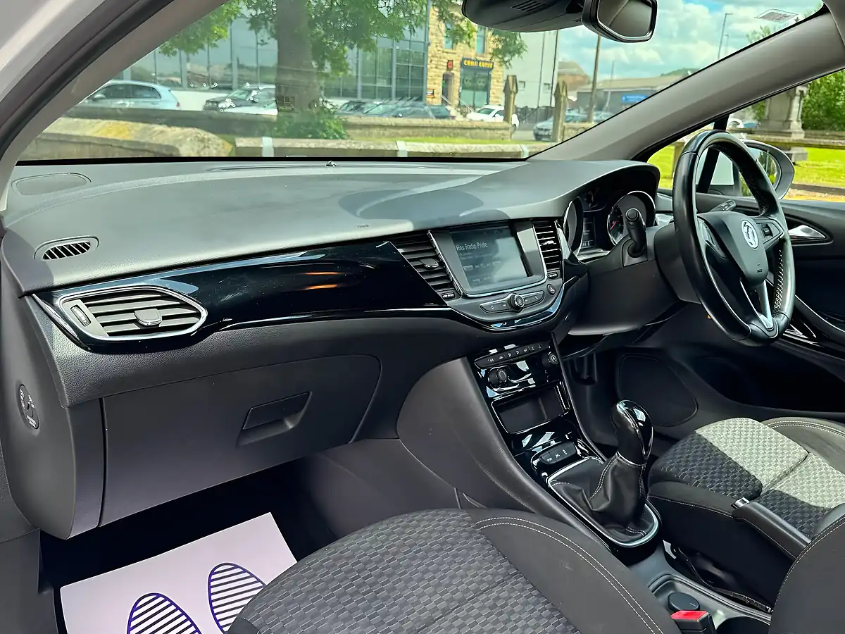 Used 2018 Vauxhall Astra Sri White - Interior and Exterior details 6