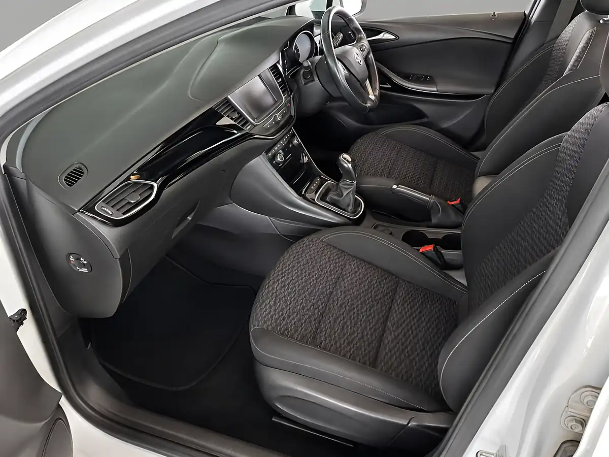 Used 2018 Vauxhall Astra Sri White - Interior and Exterior details 8