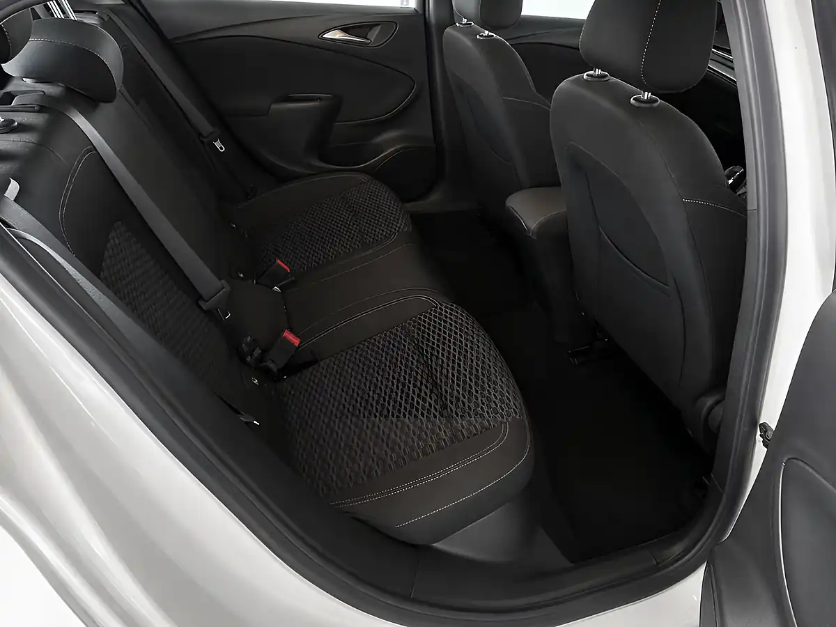 Used 2018 Vauxhall Astra Sri White - Interior and Exterior details 9