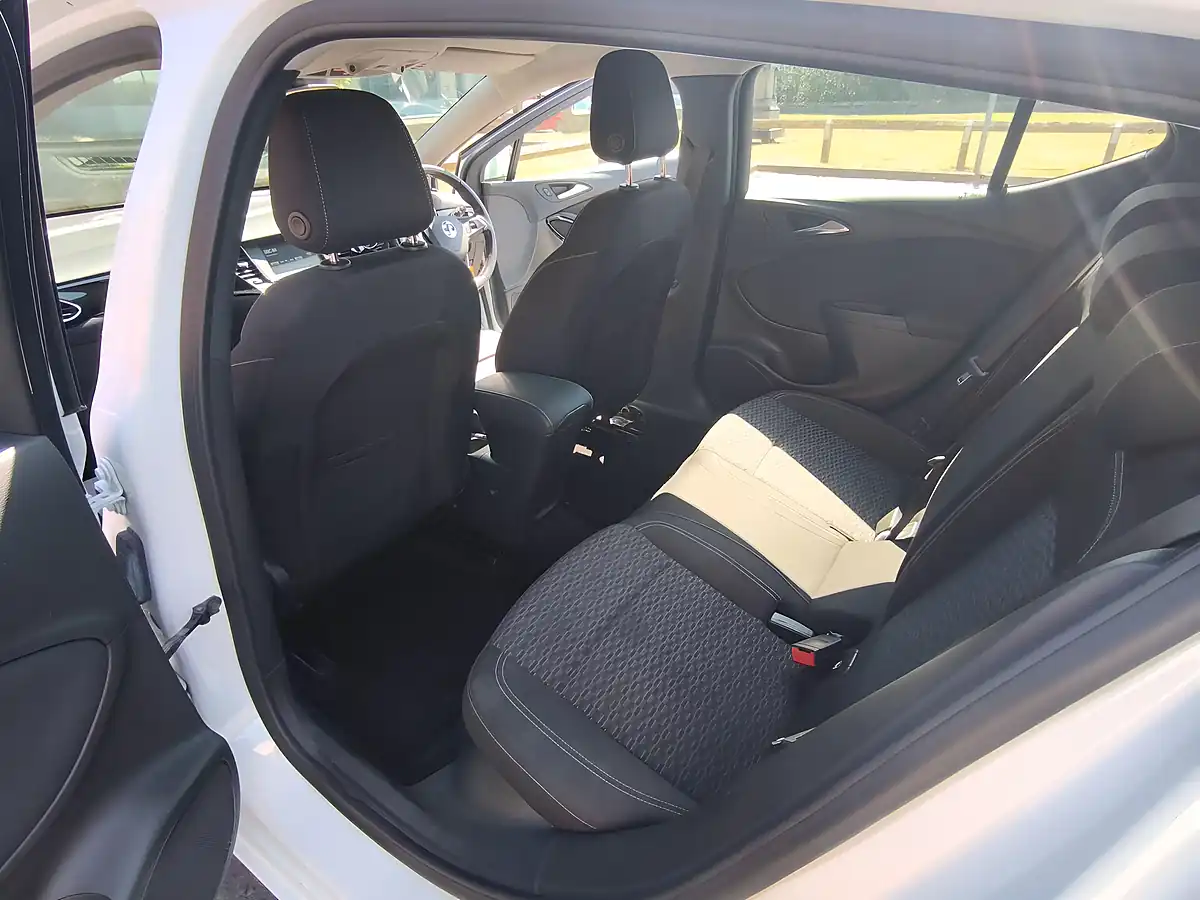 Used 2018 Vauxhall Astra Sri White - Interior and Exterior details 20