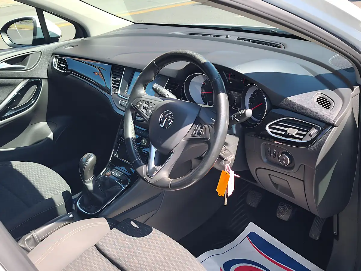 Used 2018 Vauxhall Astra Sri White - Interior and Exterior details 4