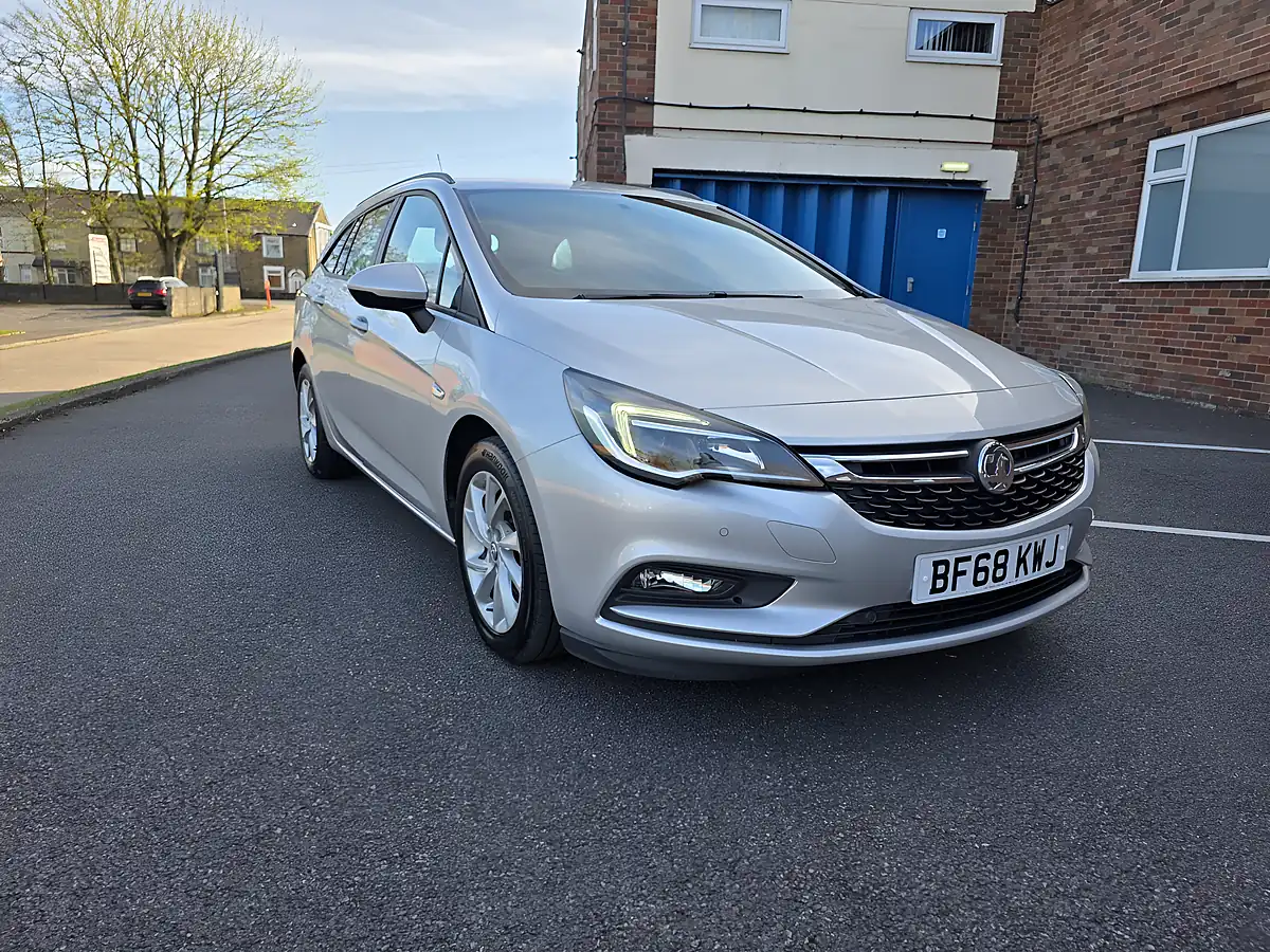Used 2018 Vauxhall Astra Tech Line Nav Silver - Front View