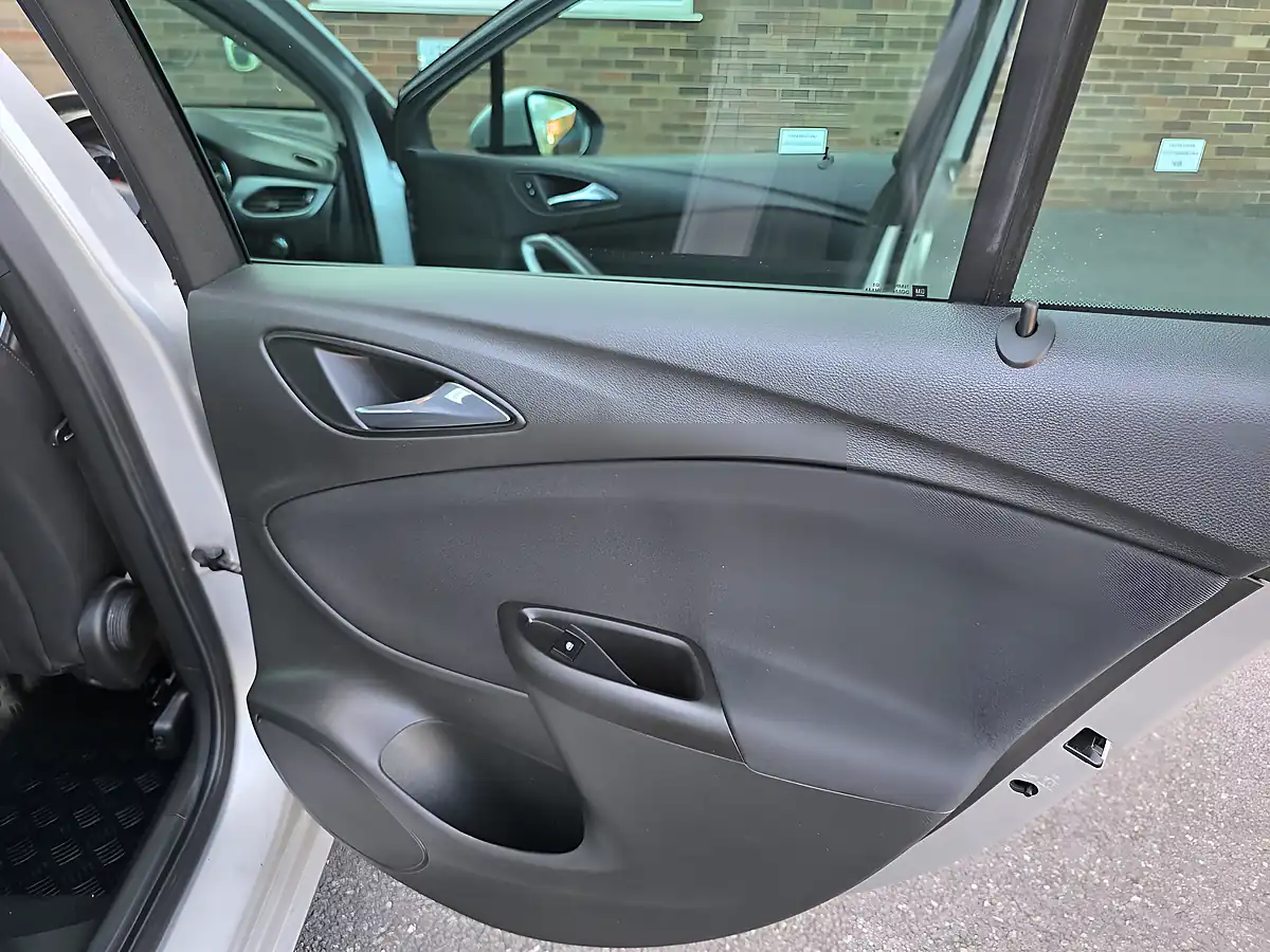 Used 2018 Vauxhall Astra Tech Line Nav Silver - Interior and Exterior details 13