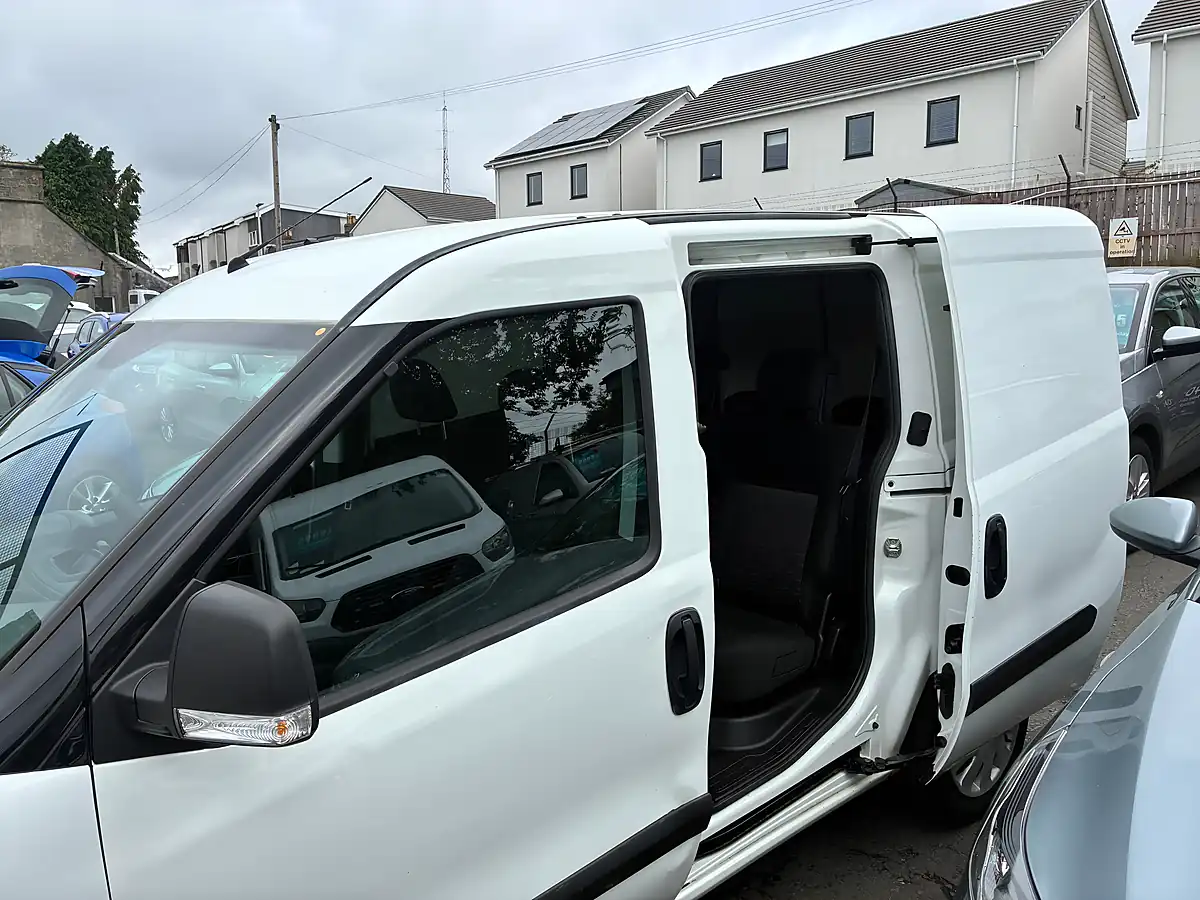 Used 2018 Vauxhall Combo Factory Crew Van White - Interior and Exterior details 5