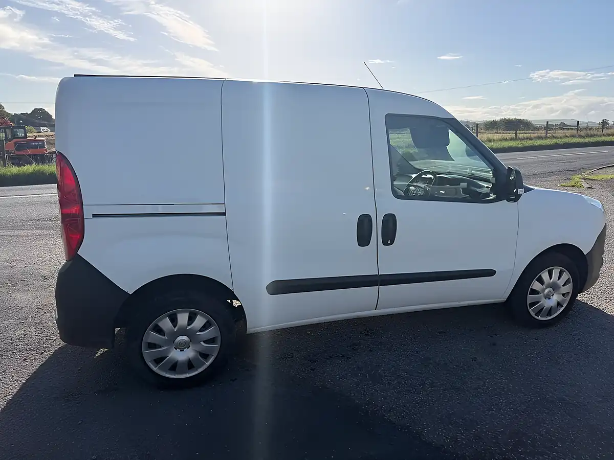 Used 2018 Vauxhall Combo White - Interior and Exterior details 3