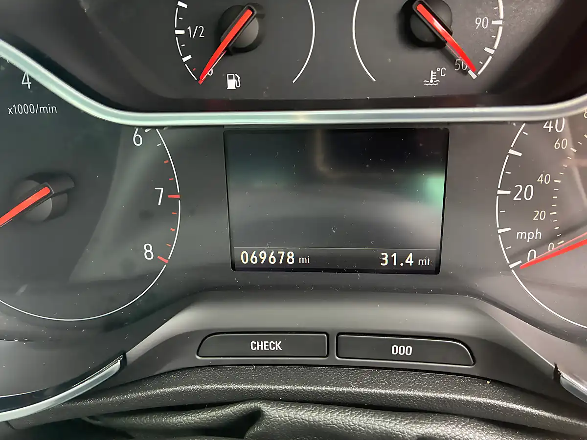 Used 2018 Vauxhall Crossland X Elite Red - Interior and Exterior details 9