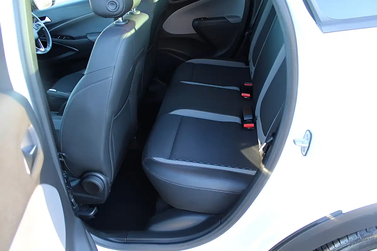 Used 2018 Vauxhall Crossland X Elite White - Interior and Exterior details 12