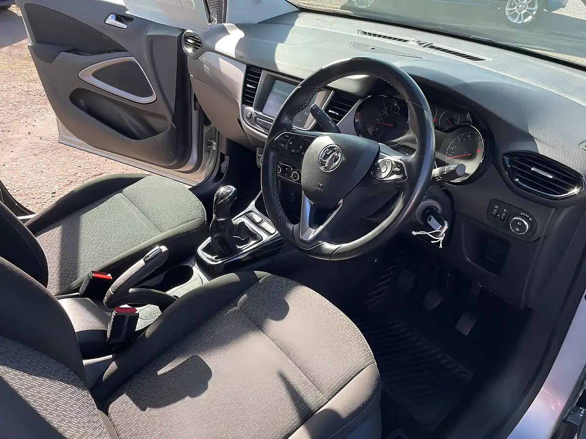 Used 2018 Vauxhall Crossland X Se Silver - Interior and Exterior details 11