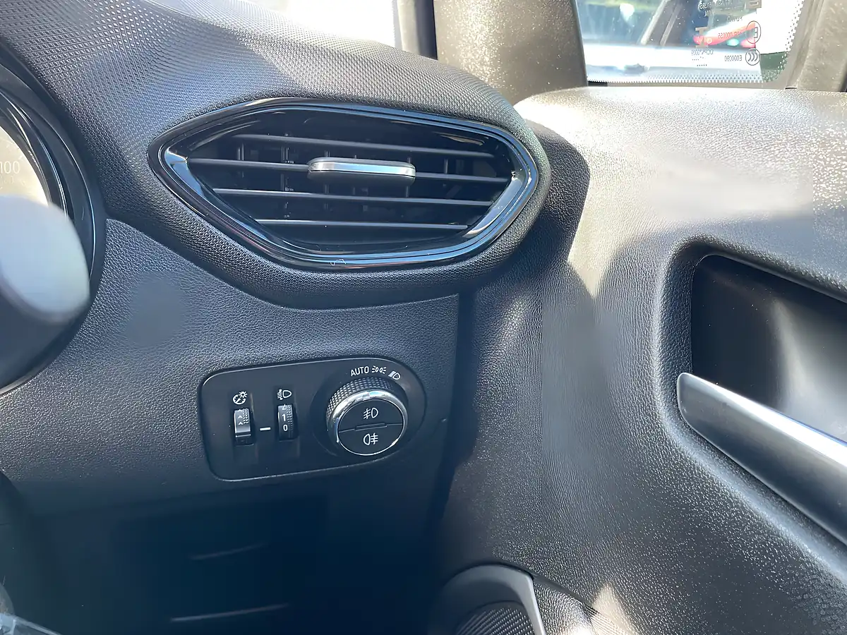 Used 2018 Vauxhall Crossland X Se Silver - Interior and Exterior details 15