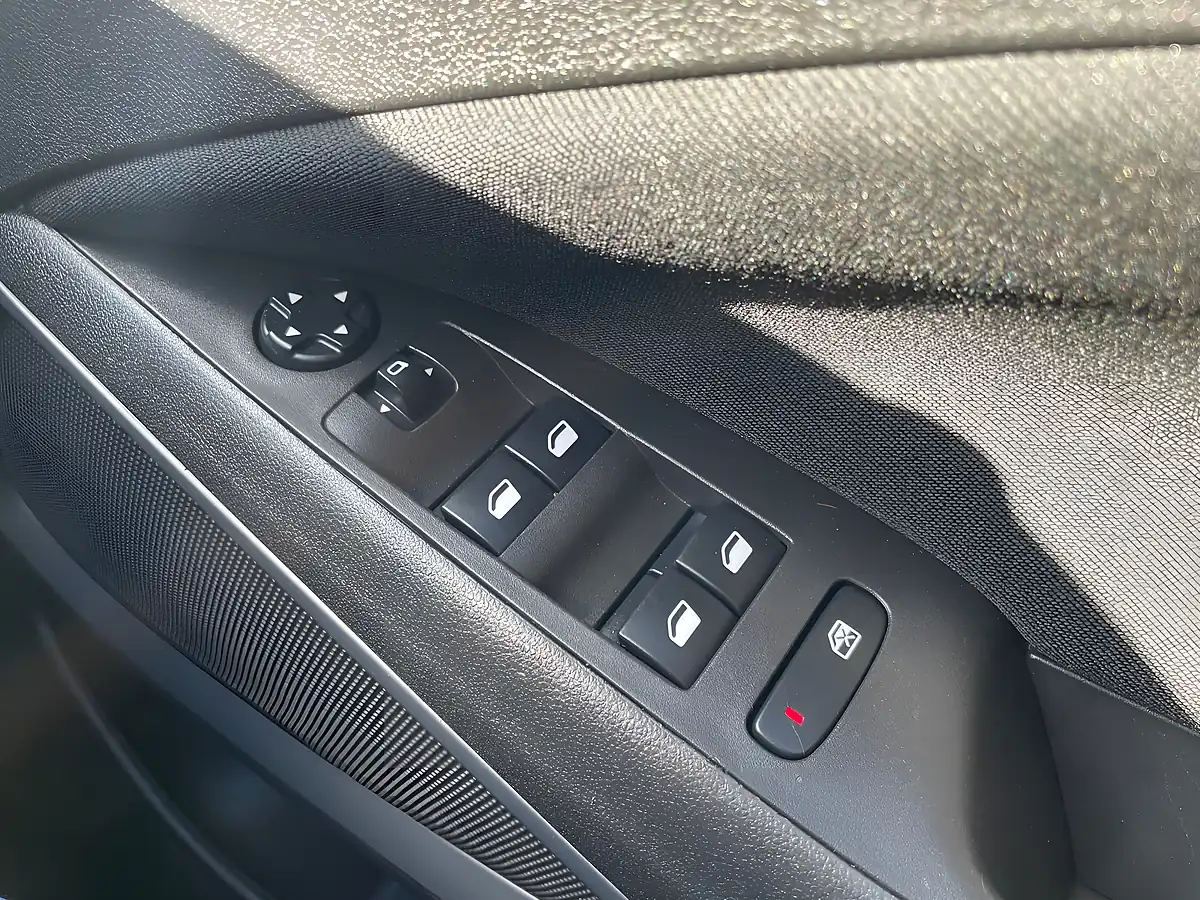 Used 2018 Vauxhall Crossland X Se Silver - Interior and Exterior details 18