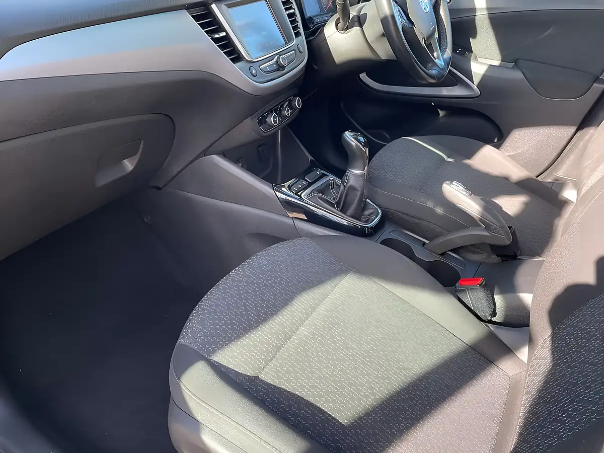 Used 2018 Vauxhall Crossland X Se Silver - Interior and Exterior details 8