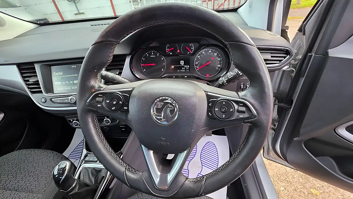 Used 2018 Vauxhall Crossland X Se Silver - Interior and Exterior details 11
