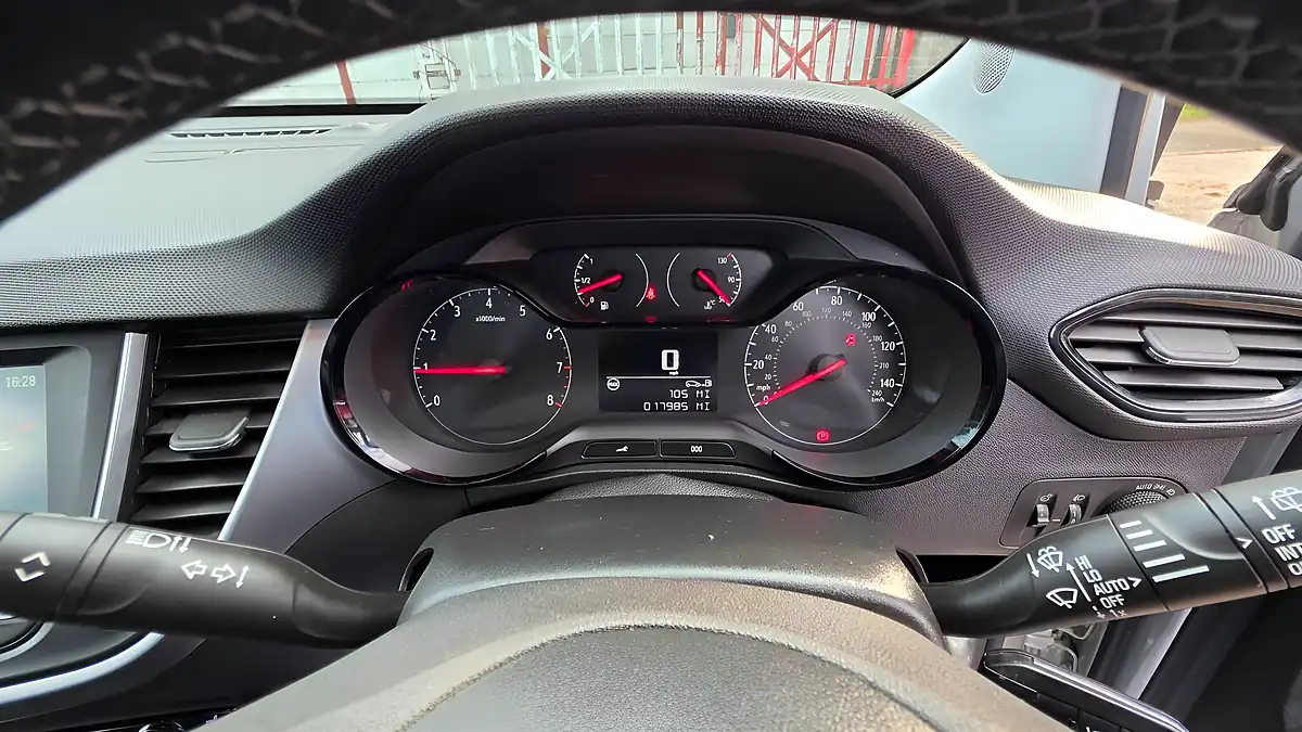 Used 2018 Vauxhall Crossland X Se Silver - Interior and Exterior details 13