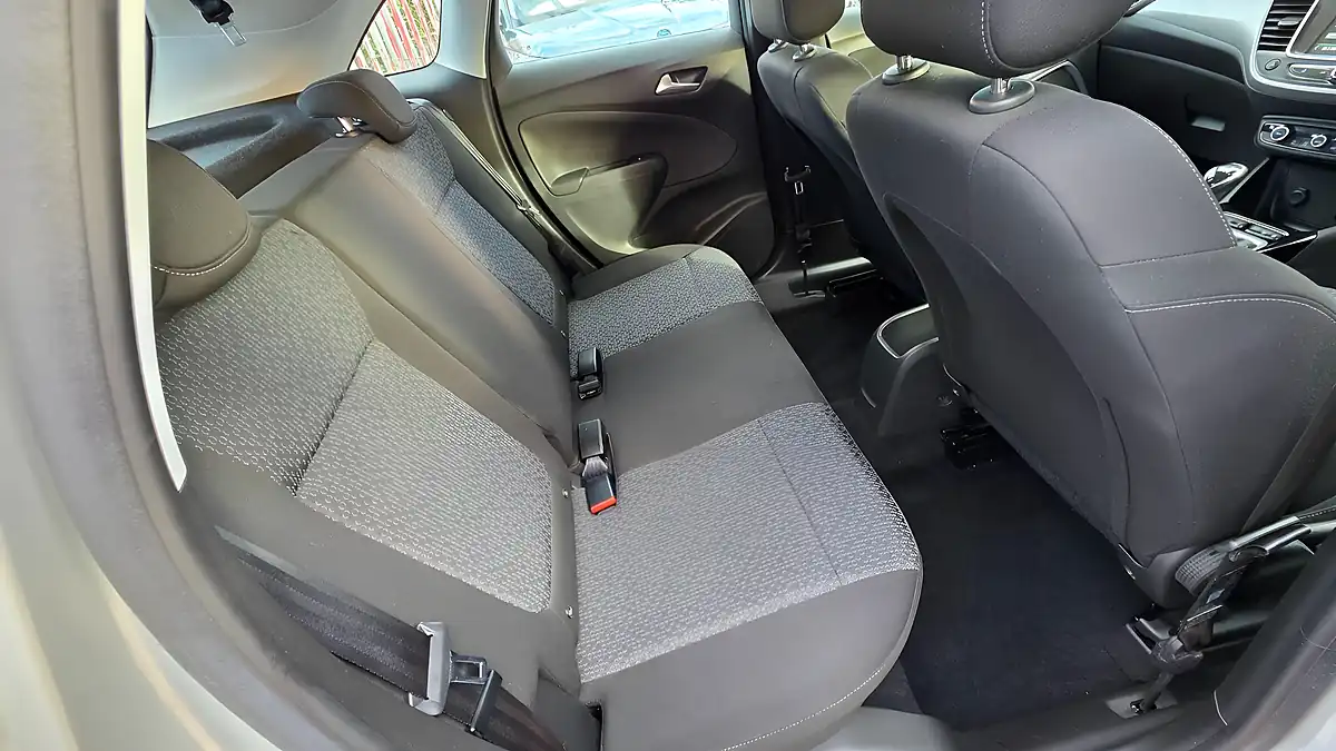 Used 2018 Vauxhall Crossland X Se Silver - Interior and Exterior details 14