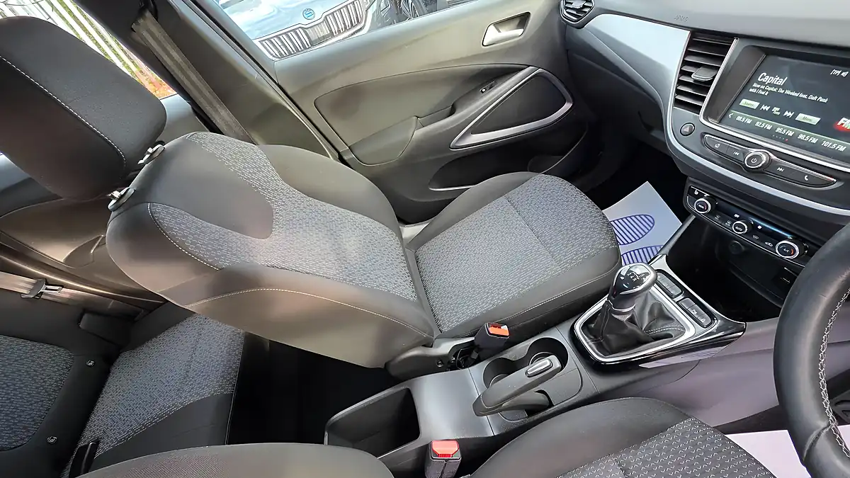 Used 2018 Vauxhall Crossland X Se Silver - Interior and Exterior details 16