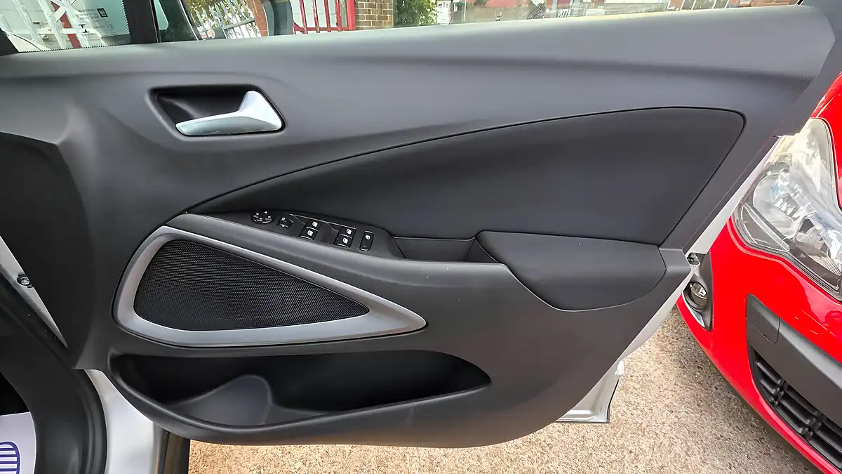 Used 2018 Vauxhall Crossland X Se Silver - Interior and Exterior details 17