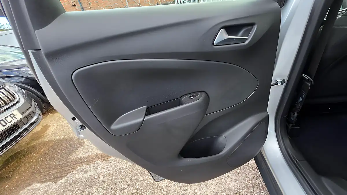 Used 2018 Vauxhall Crossland X Se Silver - Interior and Exterior details 18