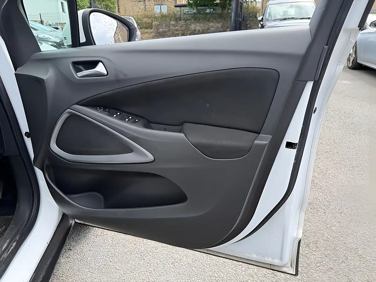 Used 2018 Vauxhall Crossland X Se White - Interior and Exterior details 16