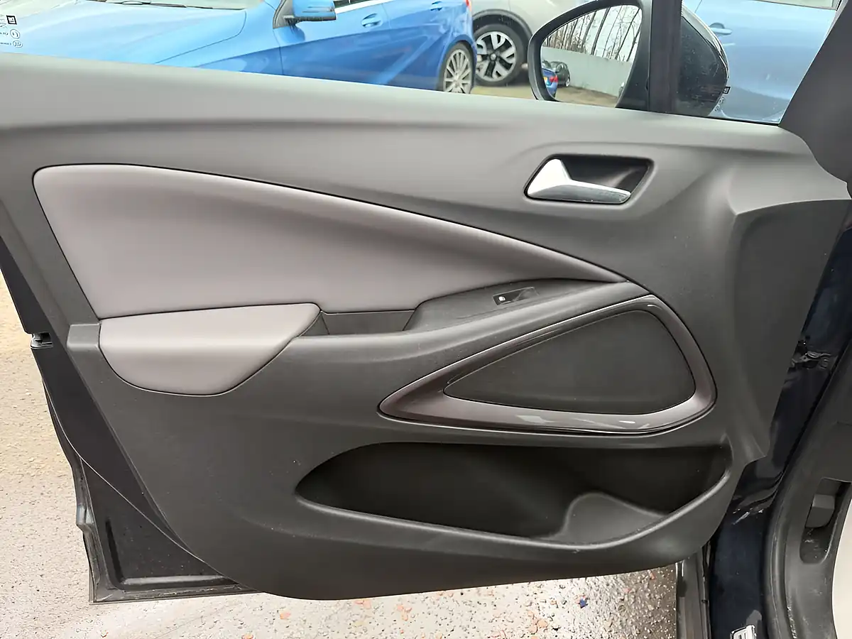 Used 2018 Vauxhall Crossland X Ultimate Blue - Interior and Exterior details 16