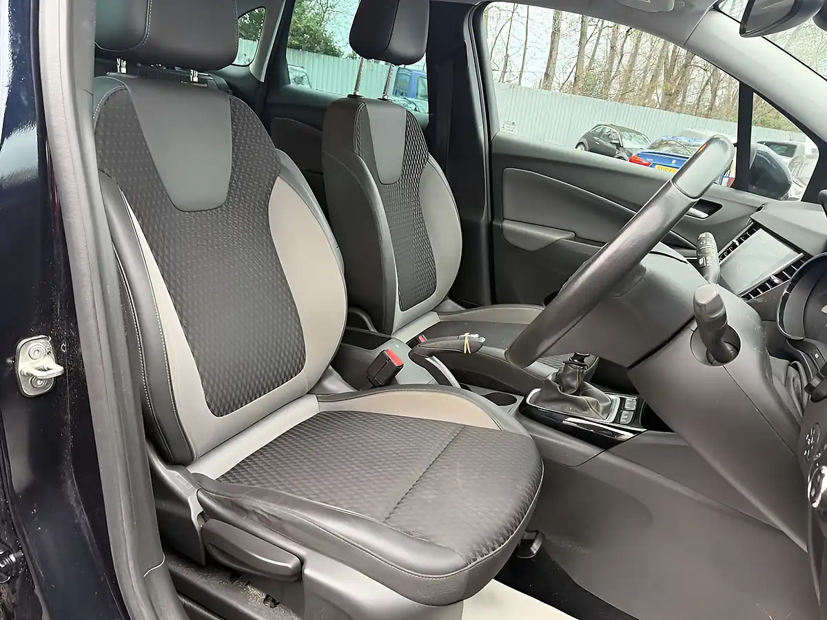 Used 2018 Vauxhall Crossland X Ultimate Blue - Interior and Exterior details 18