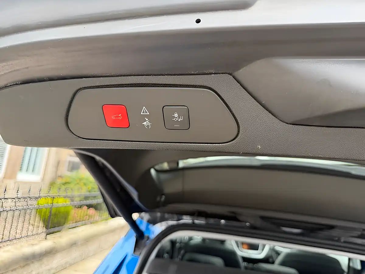 Used 2018 Vauxhall Grandland X Elite Nav Topaz Blue - Interior and Exterior details 15