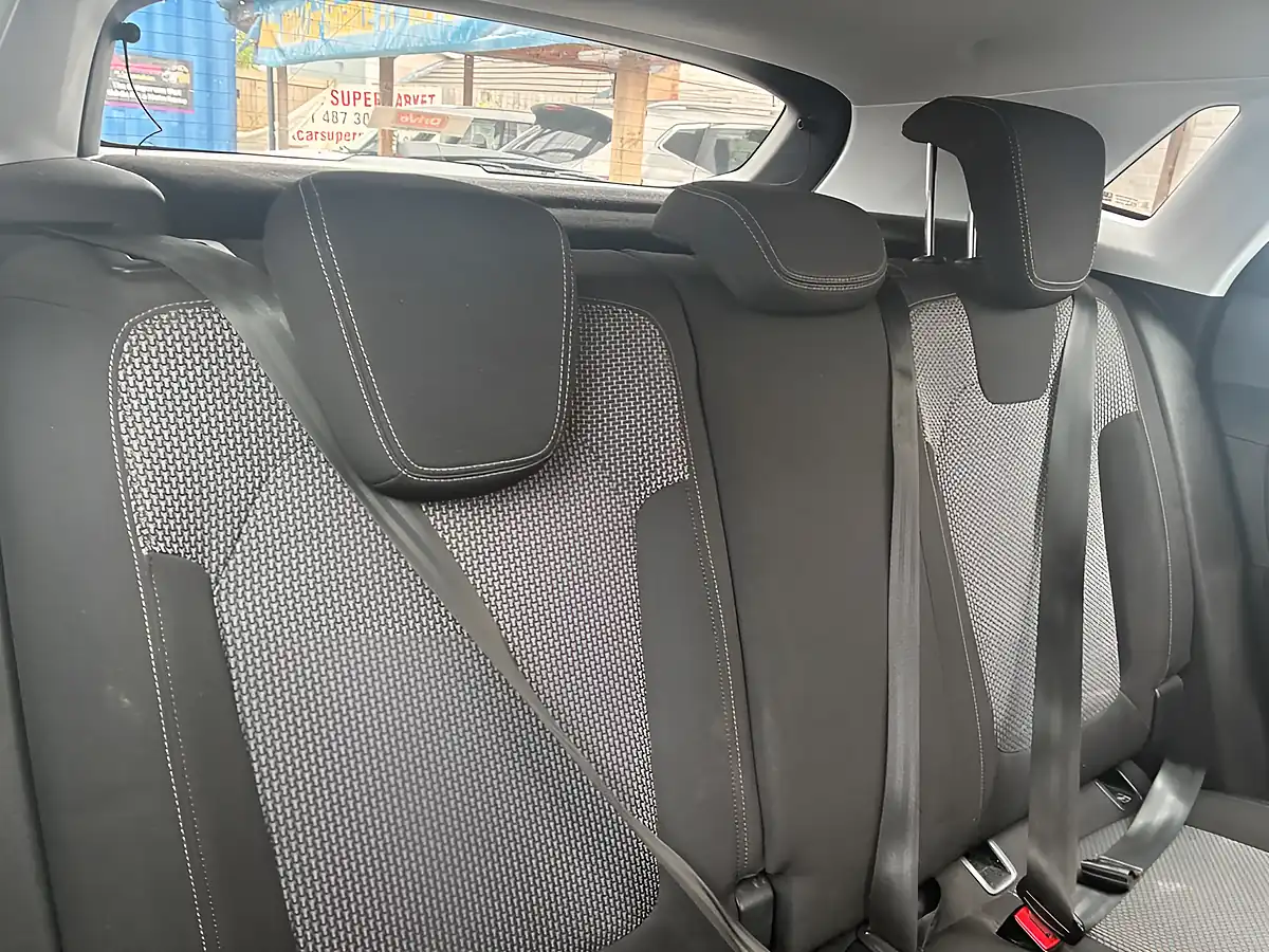 Used 2018 Vauxhall Grandland X Se Blue - Interior and Exterior details 11