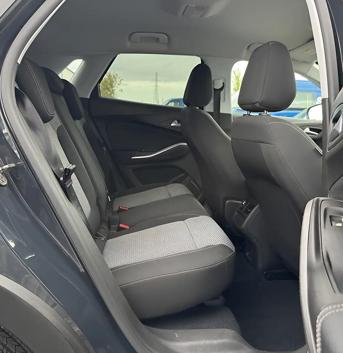 Used 2018 Vauxhall Grandland X Se Green - Interior and Exterior details 12