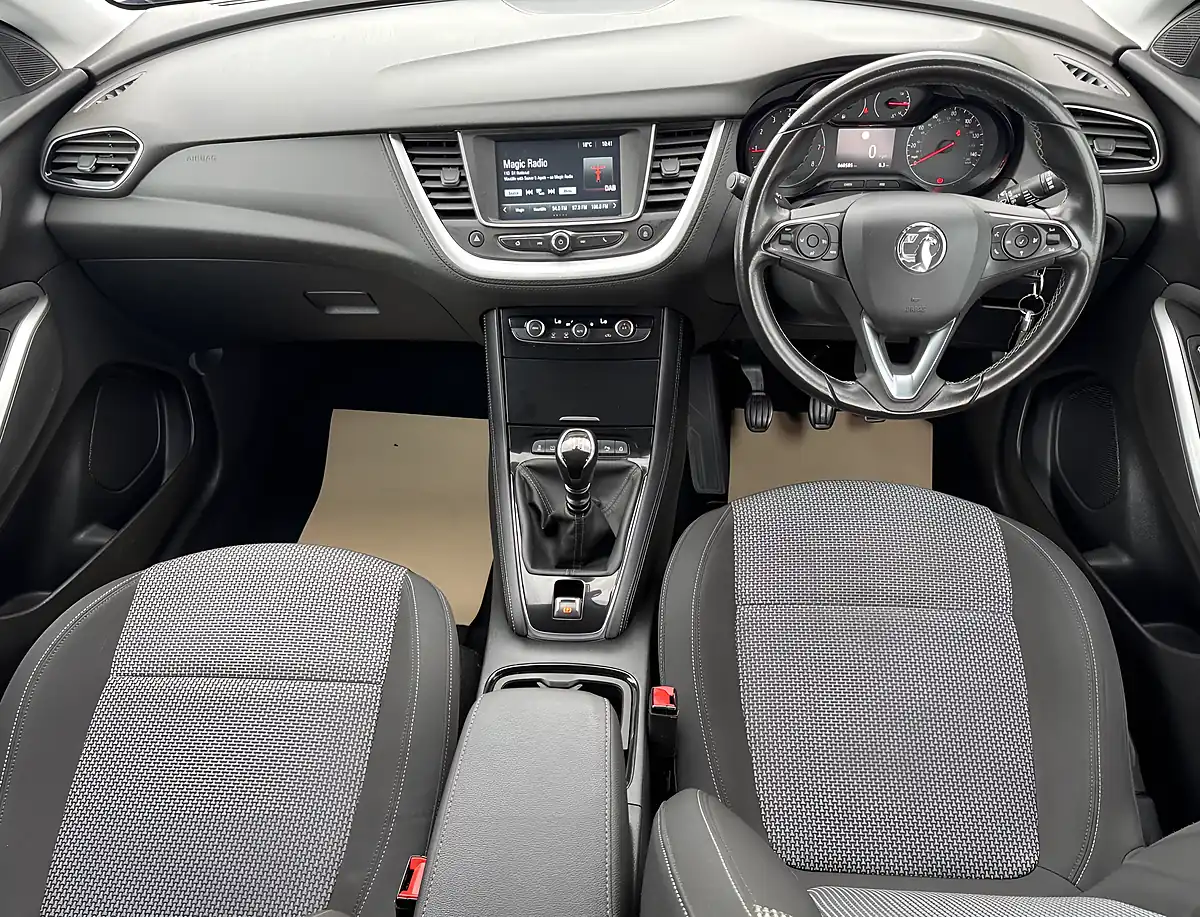 Used 2018 Vauxhall Grandland X Se Green - Interior and Exterior details 13