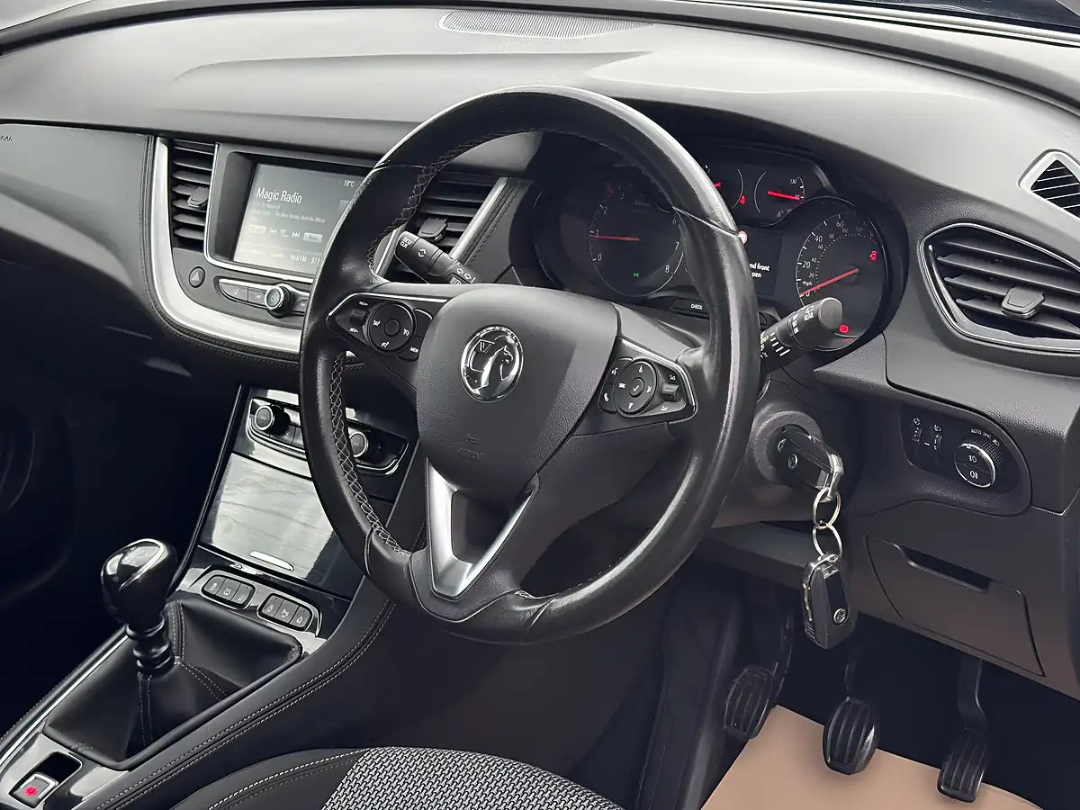 Used 2018 Vauxhall Grandland X Se Green - Interior and Exterior details 14