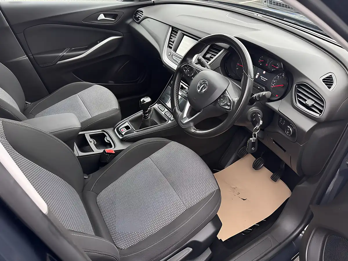 Used 2018 Vauxhall Grandland X Se Green - Interior and Exterior details 9