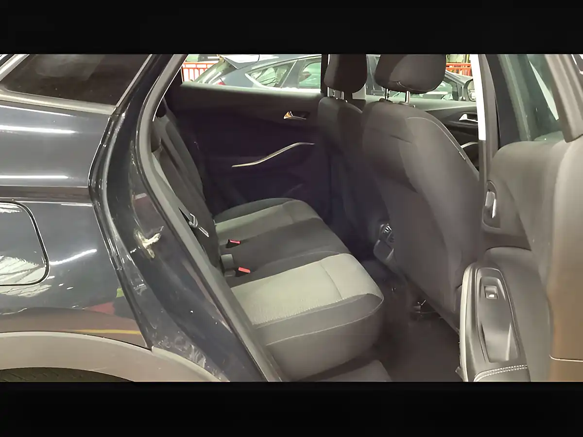Used 2018 Vauxhall Grandland X Se T Green - Interior and Exterior details 10