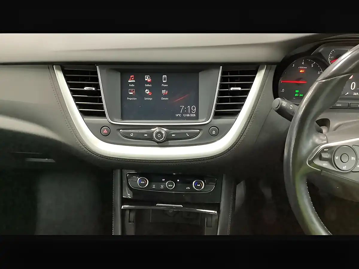 Used 2018 Vauxhall Grandland X Se T Green - Interior and Exterior details 13