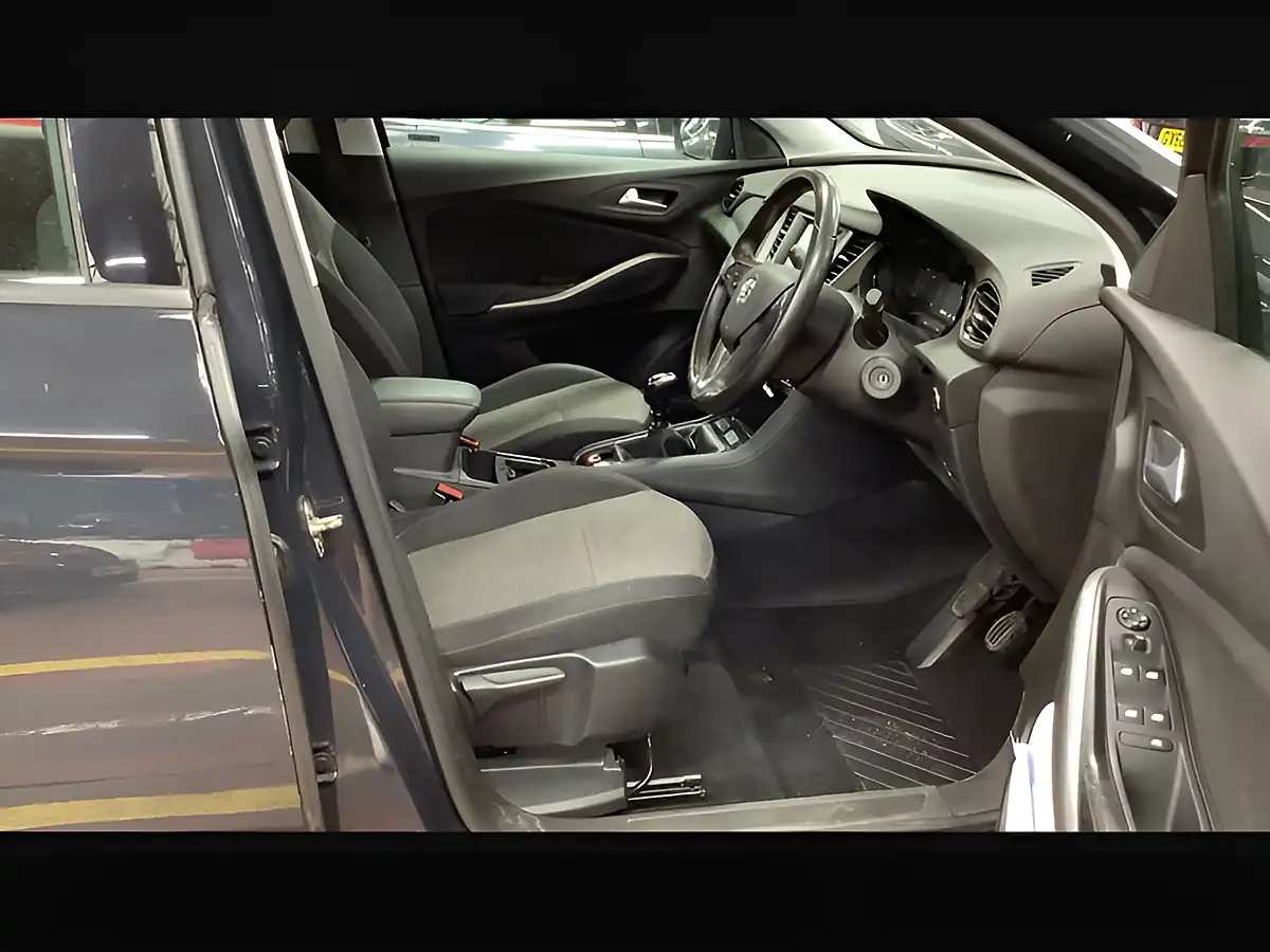 Used 2018 Vauxhall Grandland X Se T Green - Interior and Exterior details 9