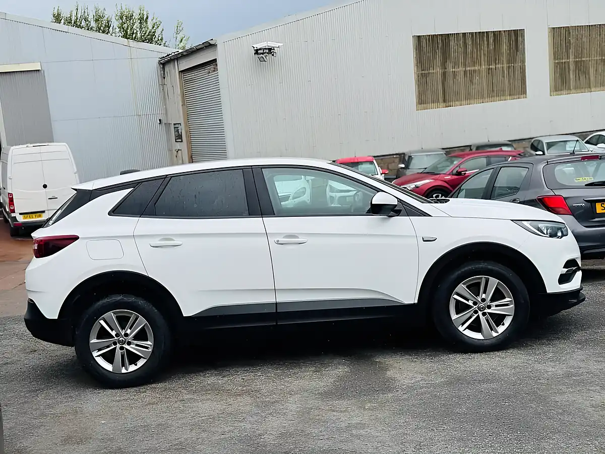 Used 2018 Vauxhall Grandland X Se White - Interior and Exterior details 12
